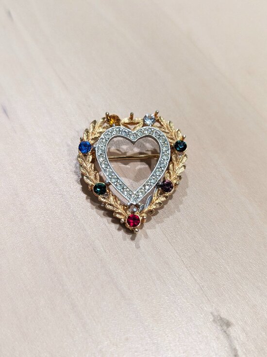 JJ Jonette Jewelry - Vintage JJ Trifari Style "Dearest" Gold Heart Wreath Brooch